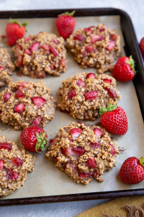 Healthy Oatmeal Cookie Recipe with fresh strawberries. Only 5 ingredients needed to make this healthy treat. Low Fodmap Strawberry Recipes, Healthy Strawberry Cookies, Healthy Strawberry Desserts, Strawberry Oatmeal Cookies, Healthier Deserts, Healthy Strawberry Dessert, Healthy Strawberry Recipes, Gluten Free Vegan Recipes Desserts, Strawberry Snacks