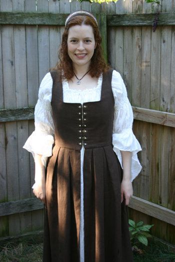 A great forum discussion on how to make a renaissance costume overdress. Madrigal Dress Pattern, Irish Overdress Pattern, Irish Dress Pattern, Medieval Overdress Pattern, Diy Rennaisance Costume, Overdress Pattern, Irish Dress, Ren Faire Costume, Diy Costumes Women