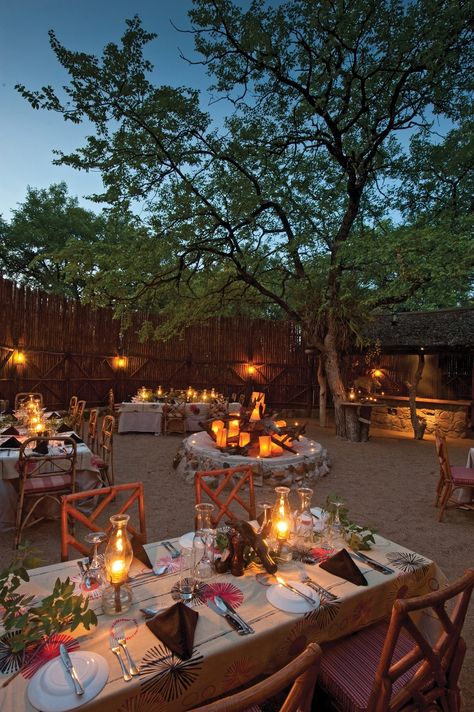 Design Patio Ideas, African Lodges, Outdoor Restaurant Patio, Backyard Dinner, Bungalow Decor, Small Restaurant Design, Tented Camp, African Interior Design, Lodge Design