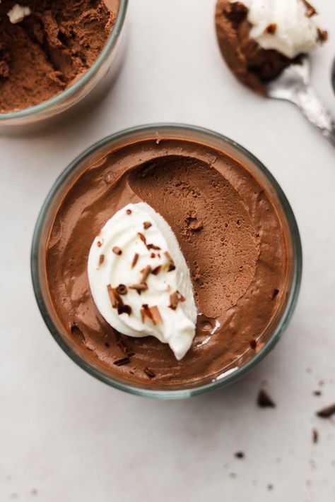 This 3-Ingredient Vegan Chocolate Mousse is rich, decadent and almost truffle like. High in protein thanks to the tofu and naturally sweetened with dates! Healthy Mousse, Okonomi Kitchen, Healthy Chocolate Mousse, Vegan Chocolate Mousse, High Protein Vegan Recipes, Chocolate Shake, Kinds Of Desserts, Mousse Recipes, Chocolate Protein Powder