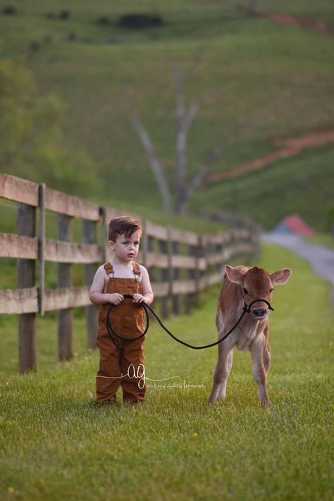 This Adorable Photoshoot Proves Farm Life Is the Best Life Animal Photoshoot, Regnul Animal, Farm Kids, Future Farms, Farm Photography, Farm Photo, Dairy Farm, Country Kids, Fotografi Editorial