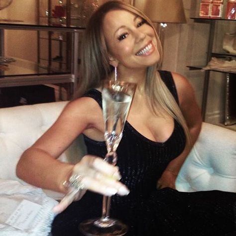 Cheers DAHHLING !  - Mariah Carey Queen Mimi, Twitter Content, Memes Work, Maria Carey, Mariah Carey Pictures, Mariah Carey 90s, Reaction Face, Female Actresses, Baddie Hairstyles