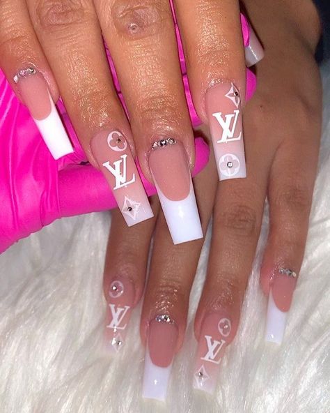 Designer Brand Nails, Nails Luis Viton, Pink Lv Nails, Designer Acrylic Nails Lv, Luis Viton Nails, Lv Nails Acrylic, Lv Acrylic Nails, Pretty Gel Nails Short, Luxury Nail Designs