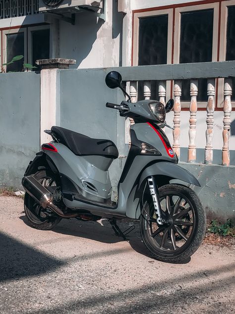 Piaggio Liberty, Piaggio Scooter, Tmax Yamaha, Electric Cycle, Nardo Grey, Gym Setup, Vespa Gts, Tiny House Interior Design, Scooter Design