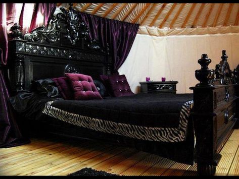 Purple & black gothic bed Gothic Bedroom Furniture, Gothic Bedroom Ideas, Gothic Interior Design, Gothic Bed, Goth Bedroom, Gothic Interior, Gothic Bedroom, Gothic Furniture, Black Bedroom