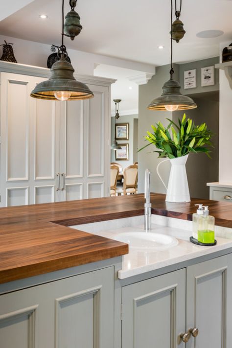 Rustic Pendant Lighting in a Farmhouse Kitchen Rustic Pendant Lighting Kitchen, Country Kitchen Lighting, Kitchen Lighting Over Table, Junk Garden, Rustic Kitchen Lighting, Farmhouse Style Lighting, Kitchen Lighting Design, Family Hub, Farmhouse Kitchen Lighting