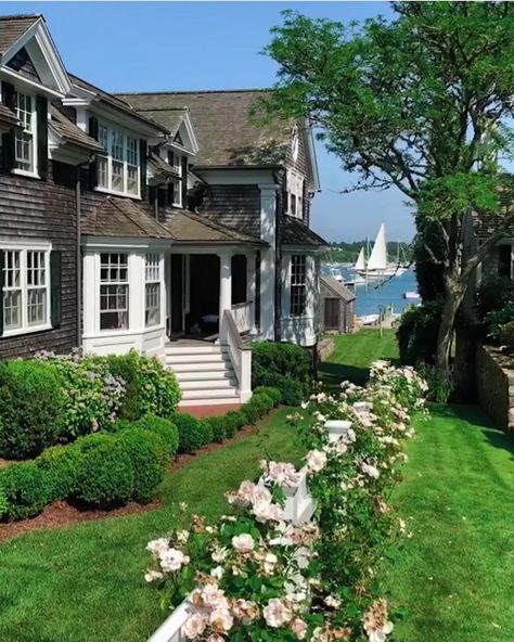 Wish every Saturday looked this good..😎 Via @mcmenimon #landscapingideas #gardendesign #gardeninspiration #edgartown #newenglandhome… Vineyard House, Dream Beach Houses, New England Homes, Beach Cottage Decor, Coastal Cottage, House Goals, Beach Cottages, Coastal Homes, Pretty House