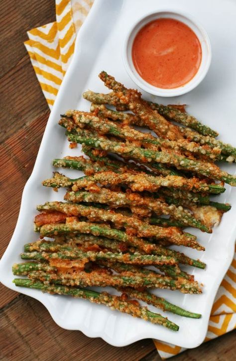 Green bean fries: #paleo #whole30 A crispy Parmesan crust makes these irresistible. 5 minutes to prep! Click through for recipe. Green Bean Fries, Parmesan Green Beans, Pasta Vegetariana, Fried Green Beans, Fest Mad, Salad Pasta, Makanan Diet, Green Bean, Idee Pasto Sano