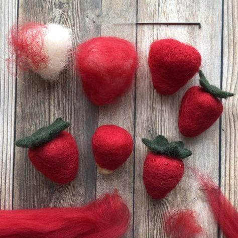 Needle Felted Fruit And Vegetables, Needle Felted Ice Cream, Strawberry Needle Felting, Quick Needle Felting Projects, Needle Felt Strawberry, Needle Felted Strawberry, Needle Felting Beginner, How To Needle Felt, Needle Felting Flowers