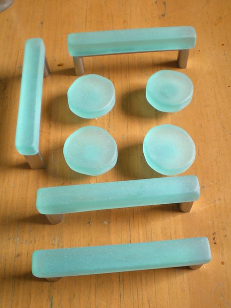 Kitchen Cabinets Knobs And Pulls, Glass Door Cabinet, Beachy Decor, Kitchen Cabinet Knobs, Beach House Interior, Coastal Kitchen, Glass Cabinet Doors, Door Cabinet, Beach Bathrooms