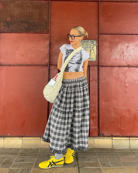 @mingalondon reow 🐱 Street Fashion 2024, Nyfw 2024, 2024 Street Style, Outfit Inso, Mommy Outfits, Fashion Content, Maxi Skirt Outfits, Red Skirt, Fall Fits