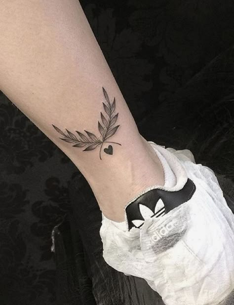 Tato Minimal, Small Shoulder Tattoos, Leaf Tattoo, Anklet Tattoos, Geniale Tattoos, Inspiration Tattoos, Śliczne Tatuaże, Tiny Tattoo, Shoulder Tattoos For Women