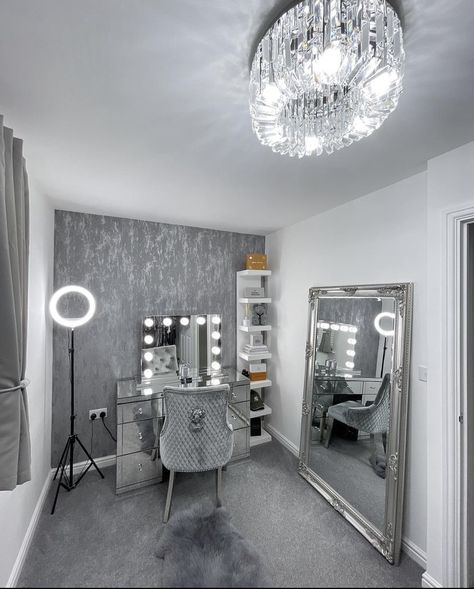 Grey Lash Room Decor, Grey Nail Room Ideas, Grey Beauty Room, Chav Bedroom Inspirations, Tiny Bedroom Ideas For Women, Silver And White Bedroom Ideas, Grey Bedroom Ideas Aesthetic, Grey And White Bedroom, Silver Room