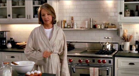 Diane Keaton in Somethings Gotta Give ~  kitchen stainless steel range; subway tile; glass cabinets Something's Gotta Give House, Nancy Meyers Movies, House In The Hamptons, Hamptons Beach House, Beautiful Beach Houses, Hamptons Beach, Modern Country Style, Hampton House, Beach House Kitchens