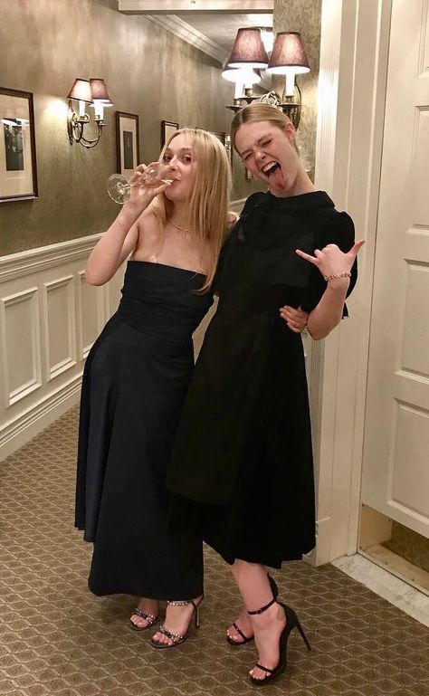 Elle Fanning Black Dress, Elle And Dakota Fanning, Elle Fanning 2023, Dakota Fanning Aesthetic, Ell Fanning, Elle Fanning Outfits, Elle Fanning Aesthetic, Ellie Fanning, Fanning Sisters