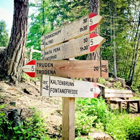 Nature Trail Signs, Directory Signs, Trail Signs, Mtb Trails, Things To Do In Italy, Forest Path, South Tyrol, Sign Post, Rural Area