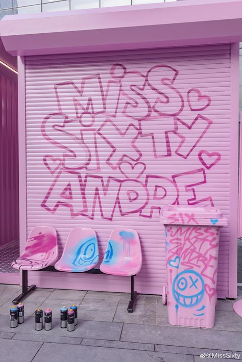 Miss Sixty x Andre Saraiva Collaboration Pop-Up Installation, Chengdu IFS Monument Square China. Pink Retro Wallpaper, Photography Studio Setup, Brand Pop, Cute Cafe, Interactive Installation, Beauty Games, Pop Up Event, Japanese Pop, Miss Sixty