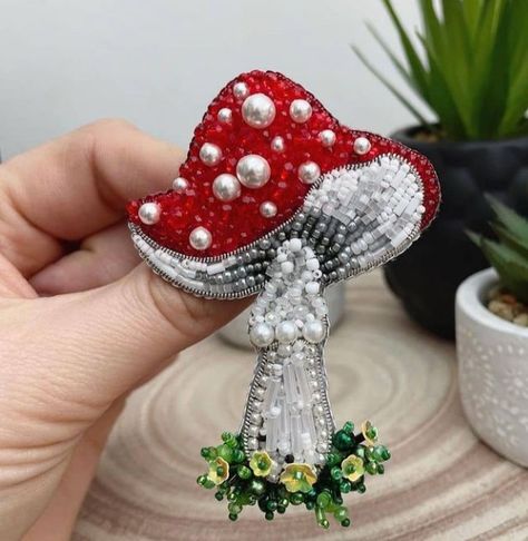 Beaded Mushroom, Mushroom Brooch, Embroidery Ornaments, Mushroom Crafts, Brooch Diy, Beaded Jewelry Designs, Bead Embroidery Jewelry, Bead Stitching, Embroidery Jewelry