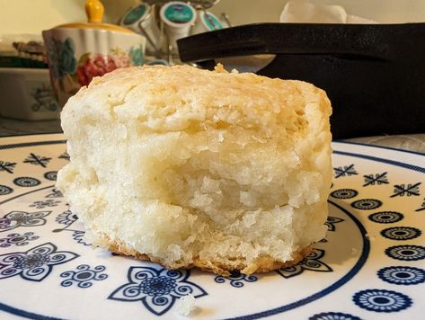 Floating Butter Biscuits recipe - old fashioned recipes Paula Deen Biscuits, Butter Biscuits Recipe, Blueberry Banana Bread, Butter Biscuits, Southern Biscuits, Chocolate Chip Cookies Ingredients, Cream Biscuits, Biscuit Bread, Biscuits Recipe