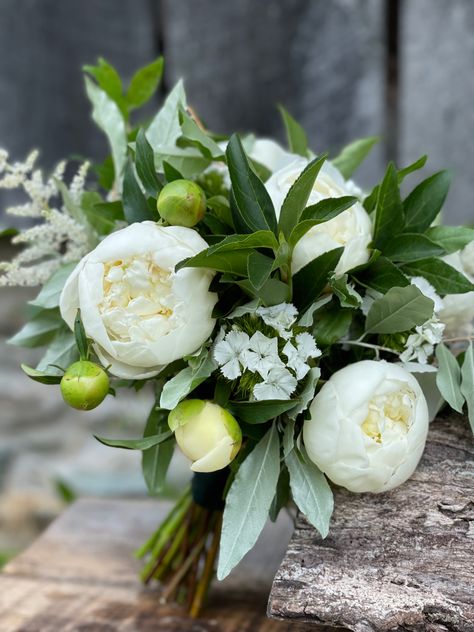 A bouquet made from peonies resting on a piece of wood in front of a gray wooden background Mint Bouquet, White Peonies Bouquet, Simple Bouquet, Bridal Bouquet Summer, Green Wedding Bouquet, Wedding Wishlist, Bridal Bouquet Peonies, Green Wedding Flowers, Backyard Weddings