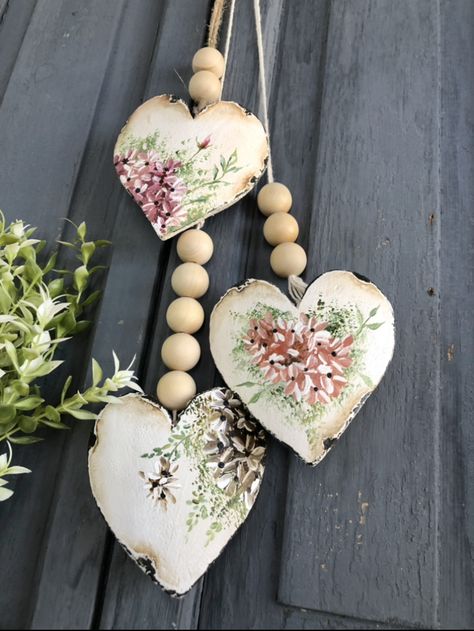 Saint Valentine Ideas, Wood Heart Crafts, Valentine Wood Crafts, Shabby Chic Diy Projects, Decoupage Wood, Decoupage Diy, Shabby Chic Crafts, Diy Valentines Crafts, Shape Crafts