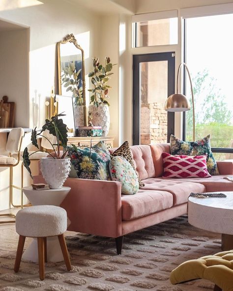 Colorful Transitional Living Room, Pink Couch, Transitional Living, Transitional Living Rooms, Looks Chic, Couches Living Room, Living Room Inspiration, Interior Design Styles, Cozy House