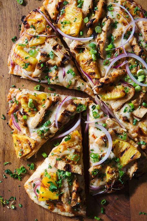 Take out fake out for Hawaiian pizza but better and pumped up with all kinds of goodies like grilled pineapple, grilled chicken instead of ham. Grilled Chicken Pizza, Hawaiian Grilled Chicken, Hawaiian Chicken, Grilled Fruit, Bbq Chicken Pizza, Hawaiian Food, Chicken Pizza, Easy Family Meals, A Pizza