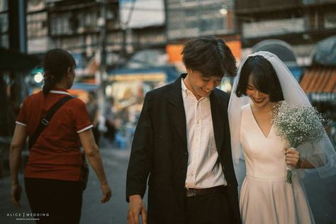 Japanese Prewedding, Street Wedding, Photography 35mm, Pre Wedding Photoshoot Outfit, Wedding Photoshoot Props, Pre Wedding Shoot Ideas, Pre Wedding Photoshoot Outdoor, Japanese Photography, Wedding Photoshoot Poses