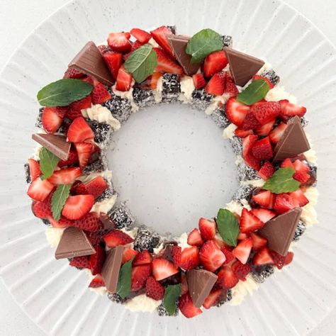 Lamington Christmas Wreath - Oh So Busy Mum Lamington Wreath, Dessert Wreath, Christmas Wreath Dessert, No Bake Christmas Desserts, Easy Caramel Slice, No Bake Christmas, Malteser Cake, Bake Christmas, Christmas Puddings