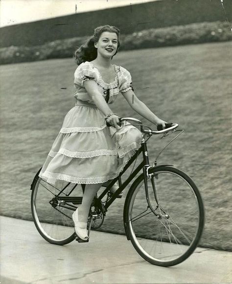 ポップアート ポスター, Velo Vintage, Portrait Vintage, Riding A Bike, Bicycle Girl, Cycling Art, 40s Fashion, Vintage Bike, Foto Vintage