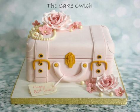 Vintage suitcase birthday cake Luggage Cake, Suitcase Cake, Handbag Cakes, Travel Cake, Birthday Cakes For Women, Cake Fondant, Cakes For Women, Novelty Cakes, Fancy Cakes