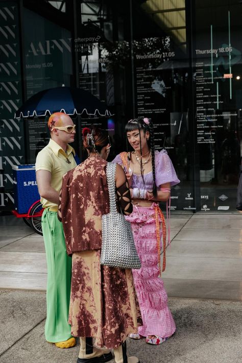 The Street Style Trends On Show At Australian Fashion Week 2023 - Vogue Australia Australian Winter Fashion 2024, Australian Culture, Australian Fashion Week 2024, Aborigines People Australian, Australia Fashion, Vogue Australia, Innovative Fashion, Street Style Trends, Australian Fashion