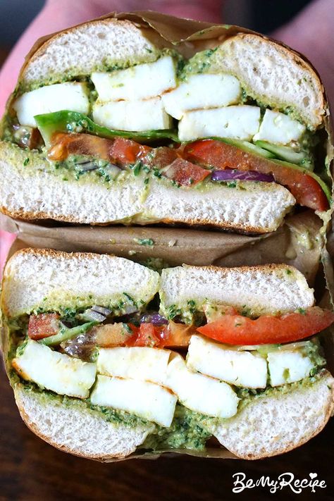 Halloumi Bagel with Pesto Yogurt Sauce Halloumi Bagel, Vegetarian Bagel, Pesto Sandwich Recipe, Bagel Bites Recipe, Sundried Tomato Recipes, Garlic Yogurt Sauce, Toasted Bagel, Chicken And Cheese Recipes, Sesame Bagel