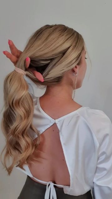 Classy Bun, Elegant Bun, Hot Haircuts, Hoco Hair Ideas Short, Natural Hair Tutorials, Easy Hairstyle, Greasy Hair Hairstyles, Hair Videos Tutorials, Hoco Hair Ideas