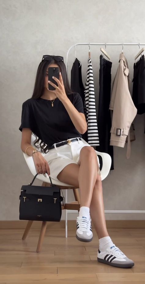 Dark Academia Shorts Outfit, Outfit Zapatillas Blancas, Palermo Outfit, Outfit Informal, Looks Adidas, Outfits New York, Casual Chique, Outfit Inspo Casual, Casual Day Outfits