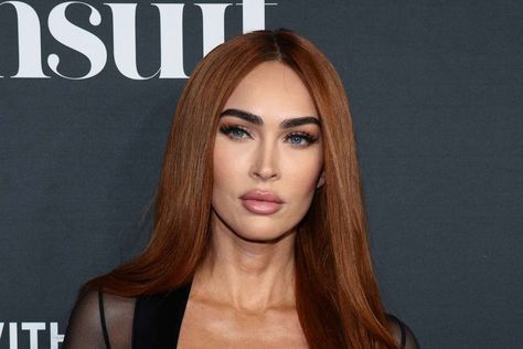 Megan Fox Red Hair, Megan Fox Tattoo, Fiery Red Hair, Red Bob, Brian Austin Green, Makeup Selfie, Swim Party, Corte Bob, Bold Brows