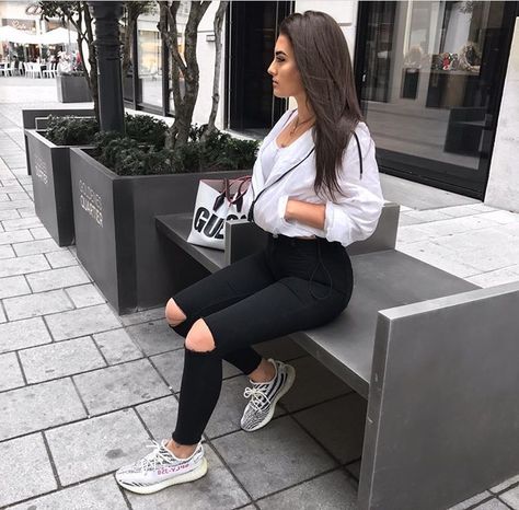 Zebra Yeezy Outfit Women, Yeezy Boost 350 Outfit, Yeezy Shoes Outfit, Yeezy Outfits, Yeezy Outfit Women, Outfit Women Winter, Best Sneakers For Women, Yeezy Zebra, Yeezy Fashion