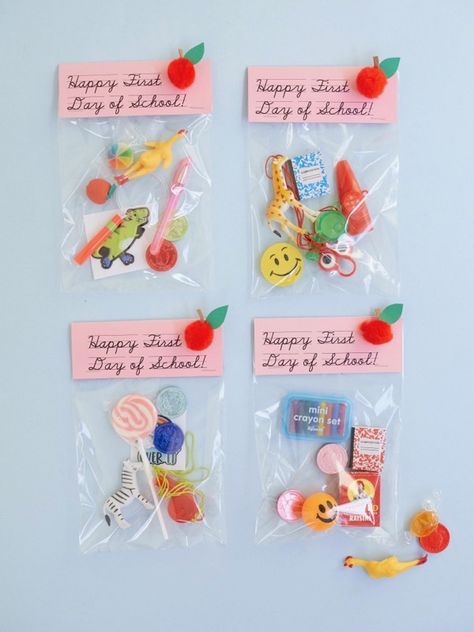 Kids Christmas Gifts Ideas, Back To School Treats, Kids Christmas Gifts, School Giveaways, Christmas Gifts Ideas, Creative Gift Wraps, Back To School Party, Crayon Set, School Treats