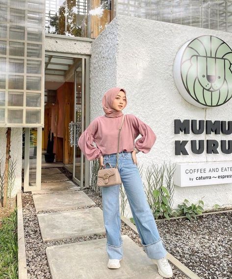 Ootd Kulot Jeans, Ootd Hijab Jeans, Style Kulot, Outfit Hijab Ideas, Tunik Modern, Hijab Jeans, Ootd Jeans, Hijab Simple, Outfits Hijab