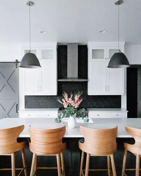 White Kitchen Black Backsplash Ideas, Modern Black Backsplash, White Cabinet Black Backsplash, Black Kitchen Backsplash White Cabinets, White Kitchen Cabinets With Black Backsplash, White And Black Kitchen Backsplash, White Kitchen Dark Backsplash, Black Backsplash White Cabinets, White Kitchen Black Backsplash