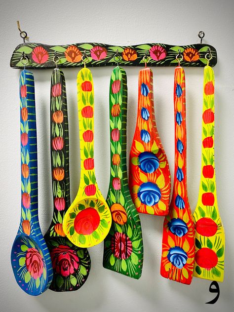 These are handpainted Wall Hanging Kitchen Spoon sets. This set includes 7 assorted color spoons. These are the perfect item for Home decor or Kitchen decor.  Weight: 0.5 kg Spatula Art, Mexican Farmhouse Decor, Spoon Sets, Macrame Furniture, Doodle Art Posters, Wall Hanging Kitchen, Painted Spoons, Applique Wall Hanging, Bohemian Kitchen