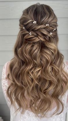 Pinned Back Bridal Hair, Trendy Wedding Hairstyles 2023, Half Up Hair With Pearls, Half Up Half Down Wedding Hair With Pearls, Hair Styles With Pearls, Prom Hairstyles Half Up Half Down Curly, Bridal Hair With Pearls, Wedding Hair With Pearls, Bridal Hair Pearls