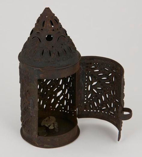 Medieval Lighting, Medieval Lantern, Medieval Candle, Medieval Camping, Medieval Items, Old Lanterns, Primitive Lighting, Diy Tent, Medieval Furniture