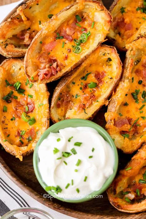 The Appetizers that will Get the Crowd Growling Homemade Potato Skins, Potato Skins Recipe, Easy Baked Potato, Baked Potato Skins, Potatoe Skins Recipe, Canned Potatoes, Healthy Superbowl Snacks, Twice Baked Potatoes Casserole, Bite Size Snacks