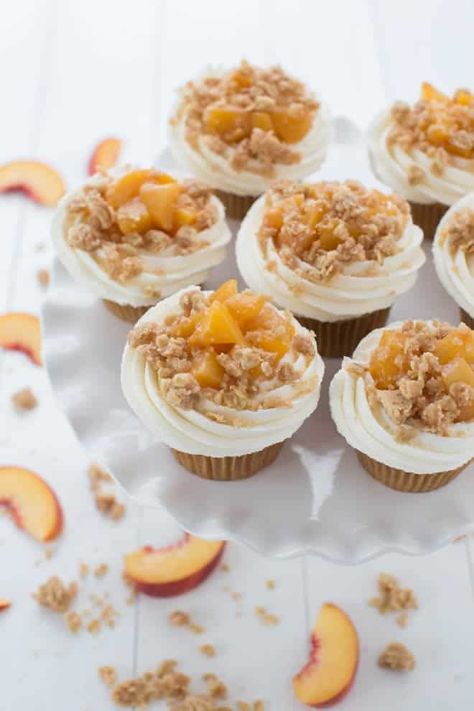 Peach Pie Cupcakes Homemade Peach Pie Filling, Homemade Peach Pie, Peach Cobbler Cupcakes, Peach Cupcakes, Vanilla Bean Cupcakes, Dessert Light, Spring Cupcakes, Peach Pie Filling, Pie Cupcakes