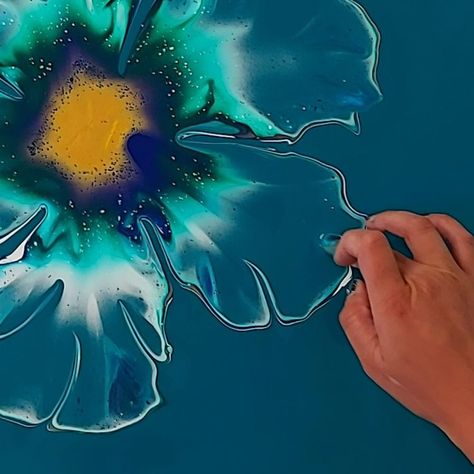 These Petals made all the difference! | Lowkey Obsessed with this Spectacular Dutch Pour Bloom 😍 These Petals made all the difference! | By Rinske Douna Dutch Pour, Acrylic Pouring Art, Painting Flowers, Pouring Art, Acrylic Pouring, Flower Painting, Abstract Artwork, Wall Decor, Drawings