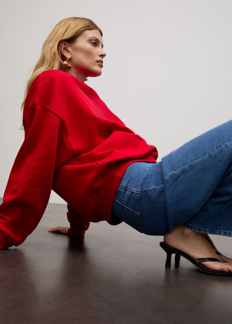 Extreme softness in organic cotton 🐞 Discover our SS24 collection featuring sweatshirts with an oversized cut, inspired by our beloved Jane sweater. Enjoy an irresistible, delicate fit that combines comfort and style perfectly. Summer 24, Organic Cotton, Spring Summer, Sweatshirts, Red