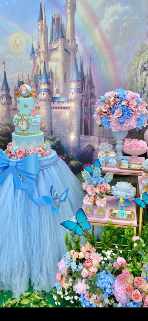 Cincoañera Party Ideas, Cinderella First Birthday Party, Cinderella 1st Birthday Party, Cinderella Flowers, Cinderella Centerpiece Ideas, Cinderella Theme Birthday Party, Cinderella Theme Birthday, Cinderella Birthday Theme, Cinderella Party Theme