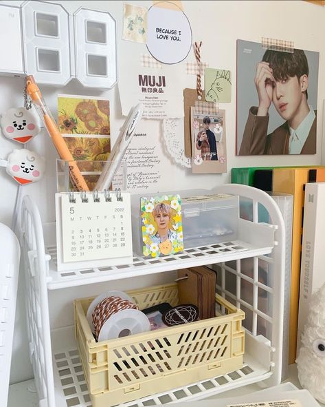 Ateez Wall Decor, Kpop Album Display, Ateez Room Decor, Wall Deco Aesthetic, Photocard Display, Desk Vibes, Desk Idea, Kpop Deco, Kawaii Desk