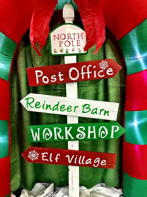 DIY North Pole Directional Sign - Live from Julie's House Diy North Pole, Breakfast With Santa, Polo Nord, North Pole Sign, Christmas Signs Diy, Santa Decor, Diy Breakfast, Door Decorating Contest, Santa's House